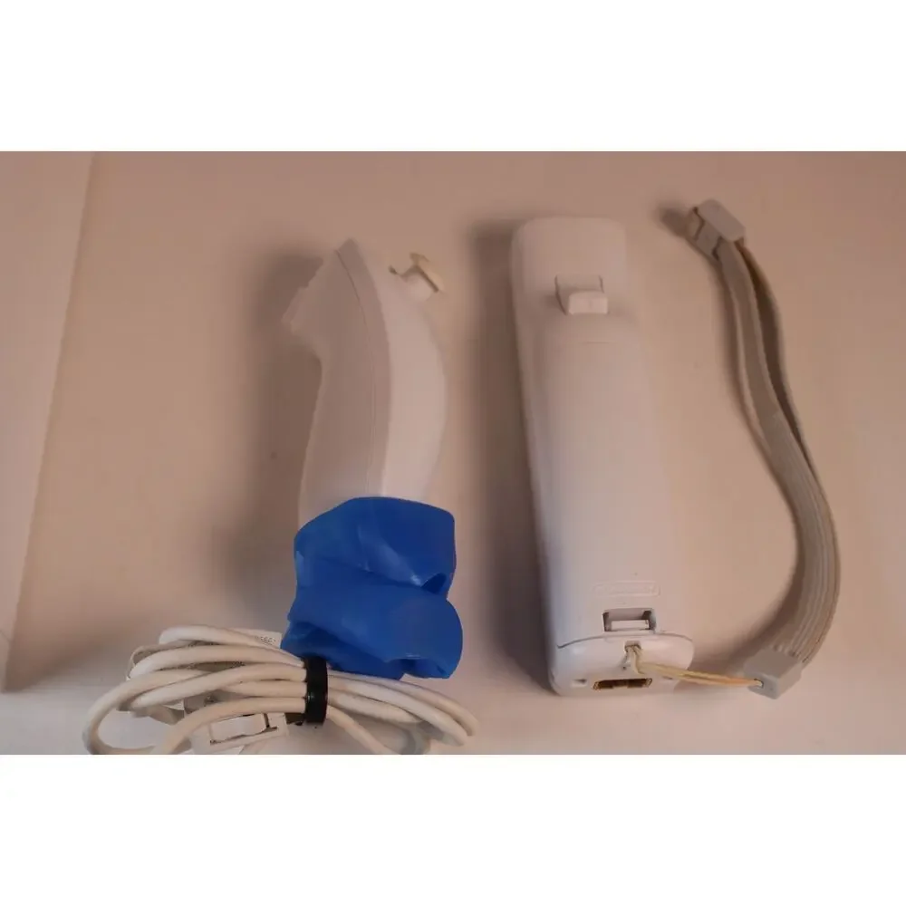 Nintendo Wii White Console RVL-001 W/ 1 OEM controller/chuk, 2 games, cord